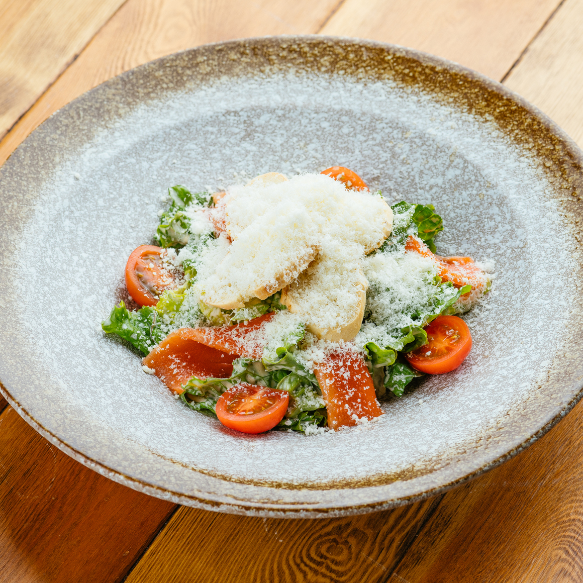 Цезарь с малосолёной форелью