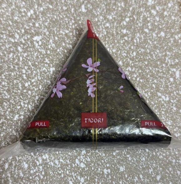 Онигири с тунцом