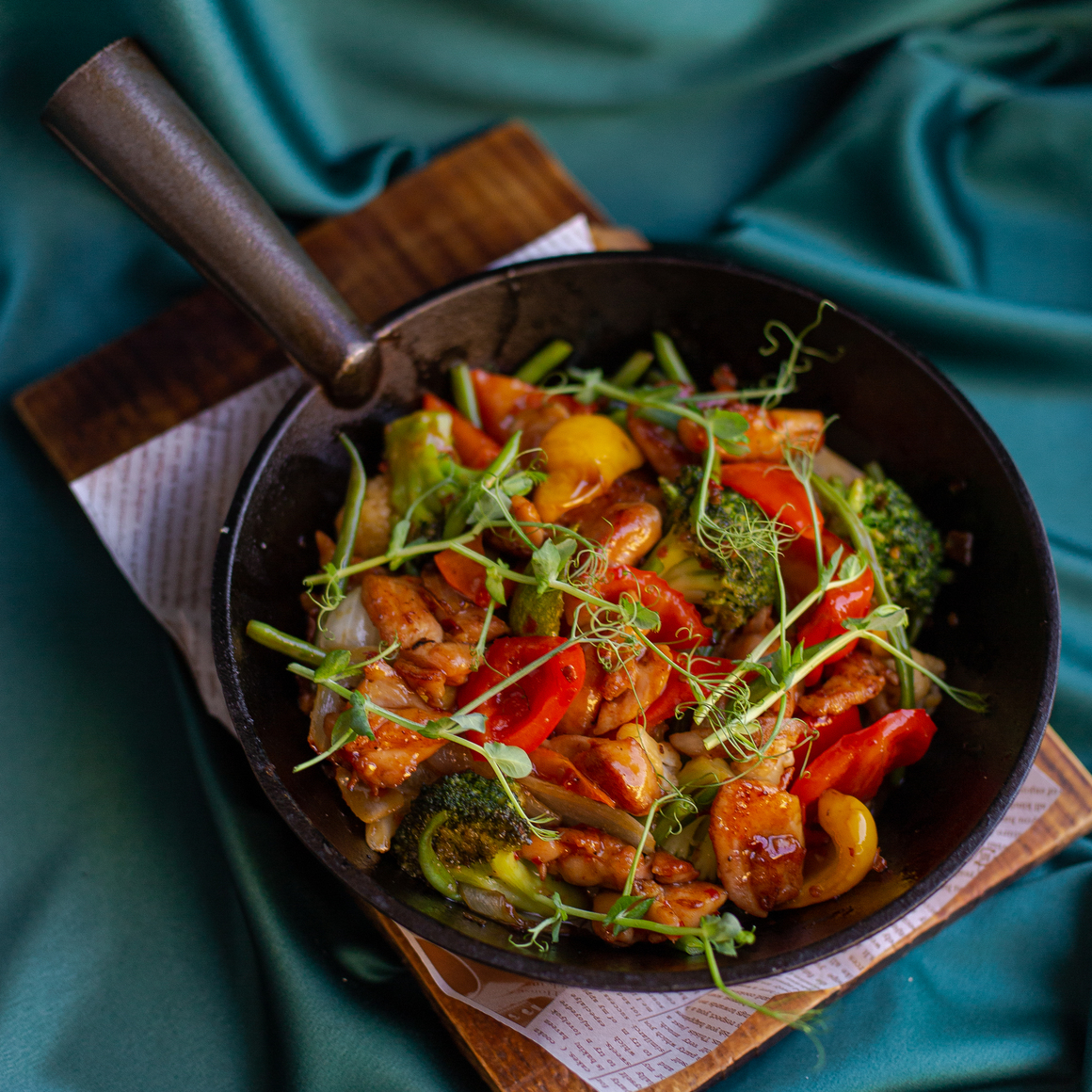 Мясо с овощами на сковороде (курица)