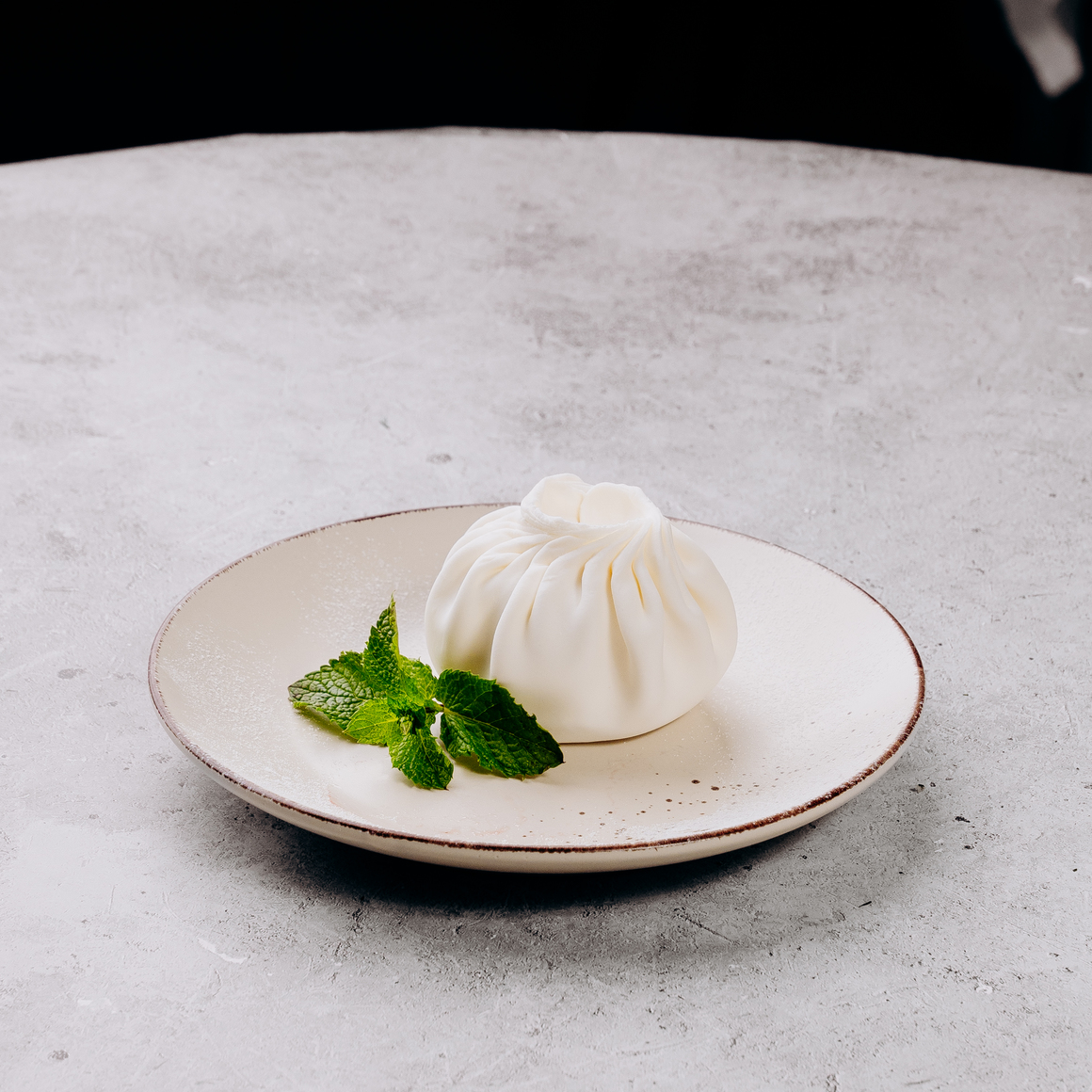 Сладкая поза с карамелью