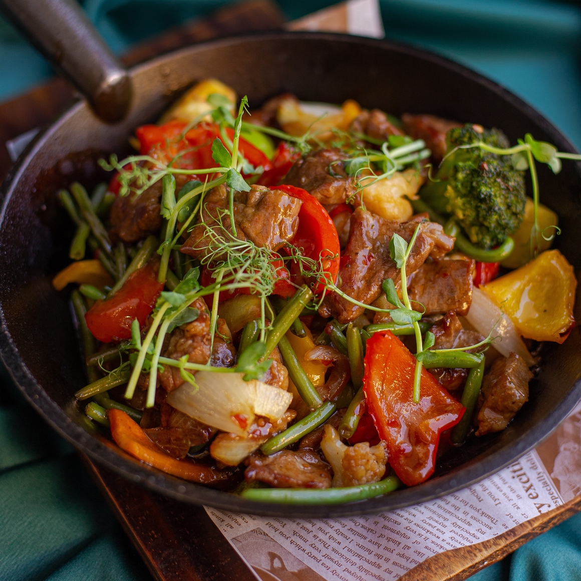 Мясо с овощами на сковороде (свинина)