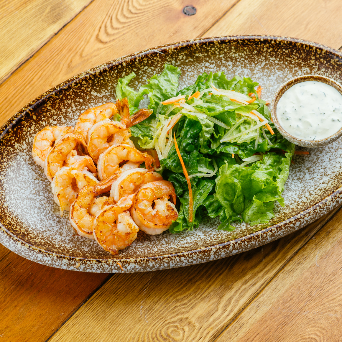 Тигровые креветки с овощным салатом